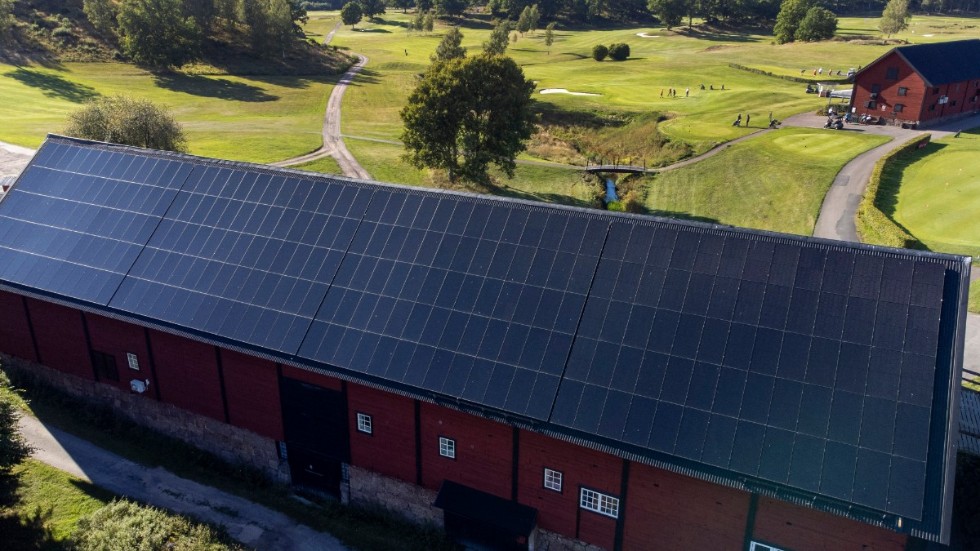 Solceller bör främst sättas upp på tak, inte på åkermark. Åkermark som inte används till något bör i görligaste mån användas till att producera växter som är lämpade till att framställa motorsprit, främst för att det kommer att ta många år innan elbilar blir en gällande verklighet, skriver Anders L. Larsson.