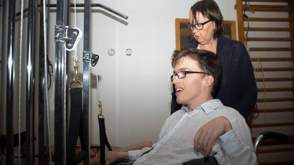 Ond cirkel. Marcus Sundkvist har besökt bassängen frekvent sedan han var liten, men får nu hålla till godo med lite gymträning. ”I bassängen kan han stå, gå och göra armhävningar. Han kan göra så mycket i badet. Men vi tänker att någon träning är bättre än ingen alls”, säger mamma Gunilla Sundkvist.