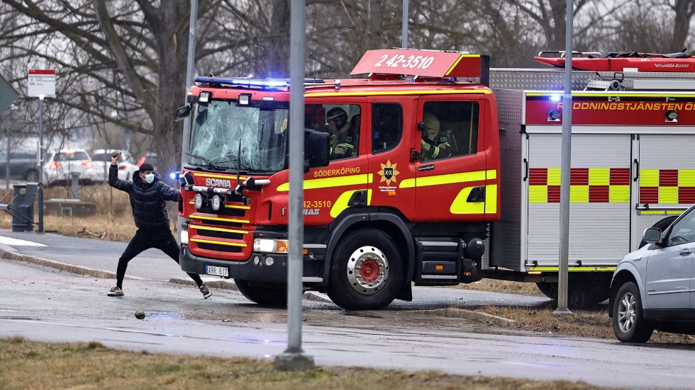 Här utsätts räddningstjänsten för stenkastning i Navestad i april för ett par år sedan. Under nyårsnatten attackerades blåsljuspersonal i bland annat Avesta och Kristianstad. Vägen ut ur parallellsamhällens våld och utanförskap är temat för 2024 års första ledartext i Folkbladet.  