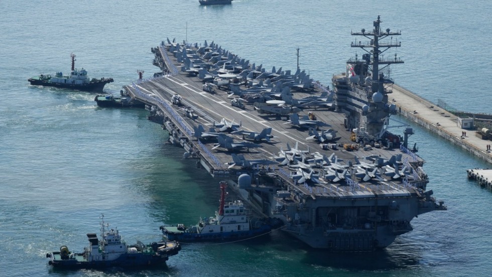 Amerikanska krigsfartyg, med hangarfartyget Ronald Reagan i spetsen, har anlänt till Busan i Sydkorea för gemensamma övningar.