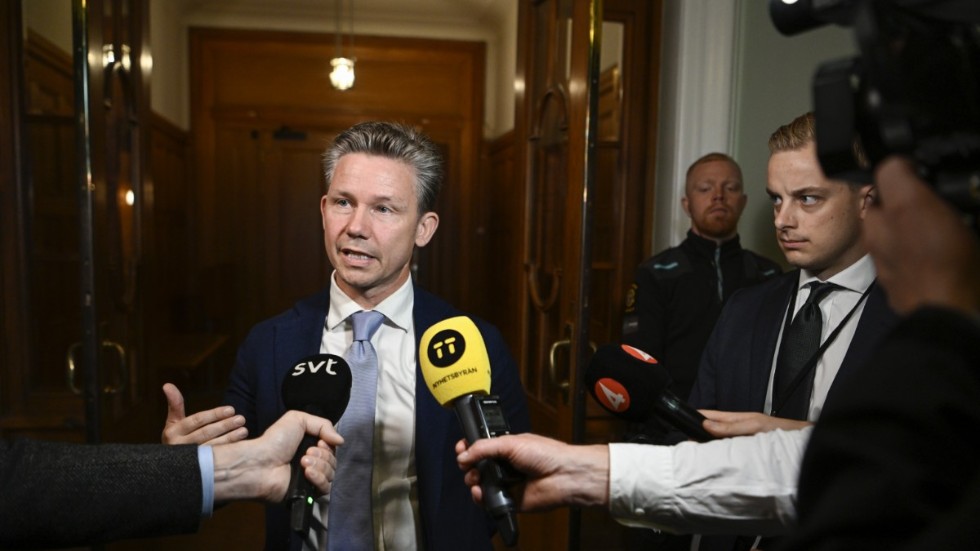 Pål Jonson (M) intervjuas efter det extra insatta sammanträde i Försvars- och utrikesutskottet.