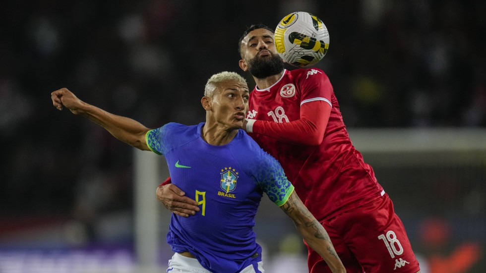 Richarlison fick en banan kastad mot sig från läktaren.