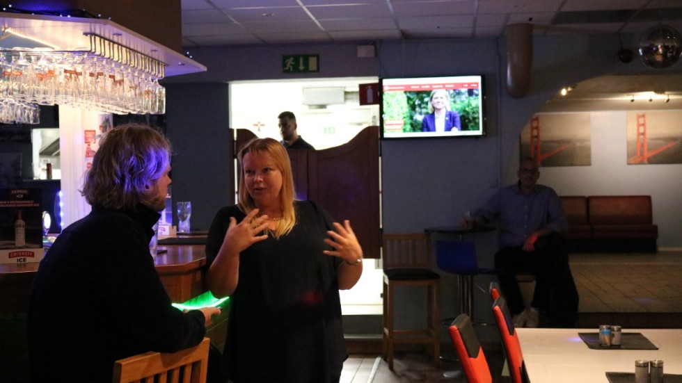 Ann-Charlotte Munter (S) intervjuas under valvakan på Mozzarella.