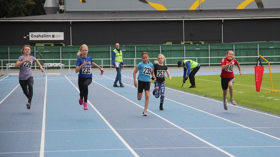 Flickor födda 2011 och 2012 tävlar i 60 meter vid Kommunmästerskapet i friidrott på Enavallen. Från vänster, Mia Gråhed, Bergvreten, Estelle Thisner, Bergvreten, Tuva Vilén, Korsängen, Vera Andrén, Korsängen och Meja Vilén, Korsängen. 