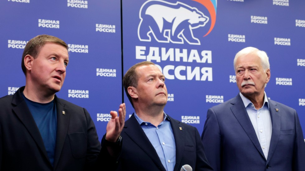 Enade Rysslands toppfigurer: partiets generalsekreterare Andrej Turtjak, partiordförande tillika ex-president Dmitrij Medvedev, samt partiveteranen Boris Gryzlov. I bakgrunden syns maktpartiets logotyp, med en björn.