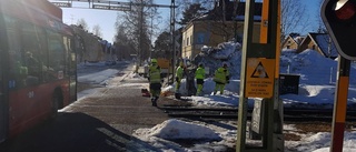 Bom fälldes ner i taket på LLT-buss