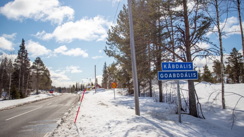 Det har varit trångt längs E 45 i Kåbdalis och gående har inte haft något annat än vägbanan för att ta sig fram. Men nu till sommaren inleds bygget av gång- och cykelväg.