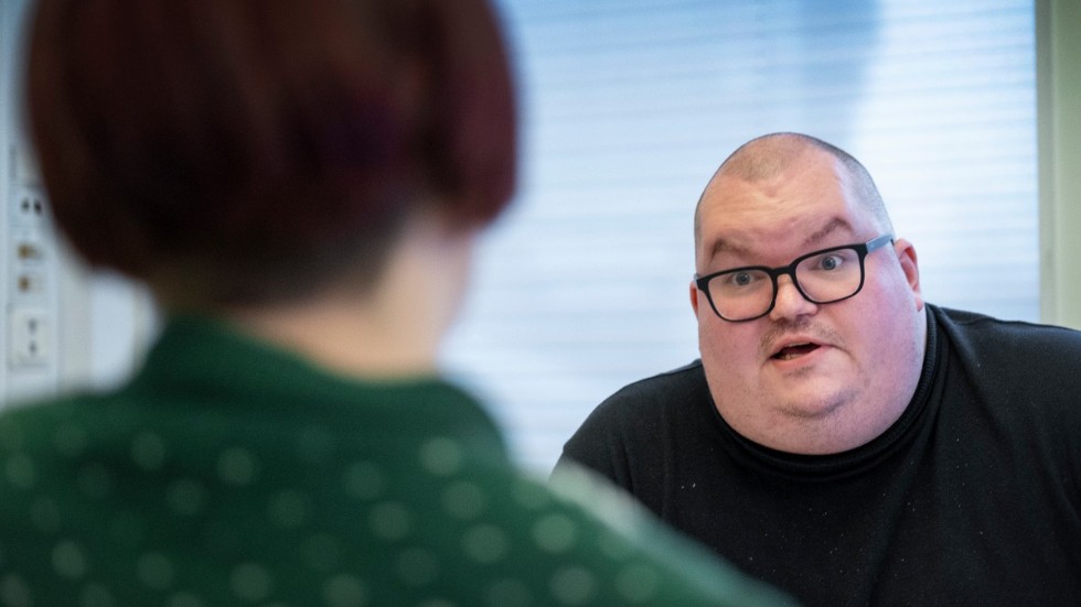 Johannes Sundelin (S) påpekar att fler politiker förvärvsarbetar i dag jämfört med tidigare, därav behövs en större budget. 