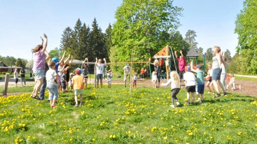Raketen - klapp i händer, stamp med fötter och slutligen höga hopp - fick inviga den nya lekplatsen vid Kvarnparken i Örbyhus.