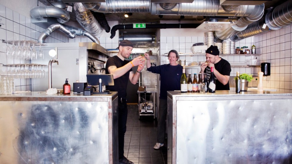 Pizzabagarna Oskar Montano, Lorenzo Palladino och Anders Östblom, på pizzerian 800 grader i Visby.