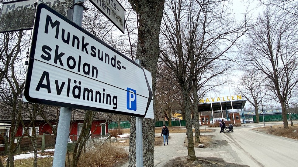 Hämtning och lämning av barn på Munkssundsskolan ska fortsatt ske på Enavallens parkering.