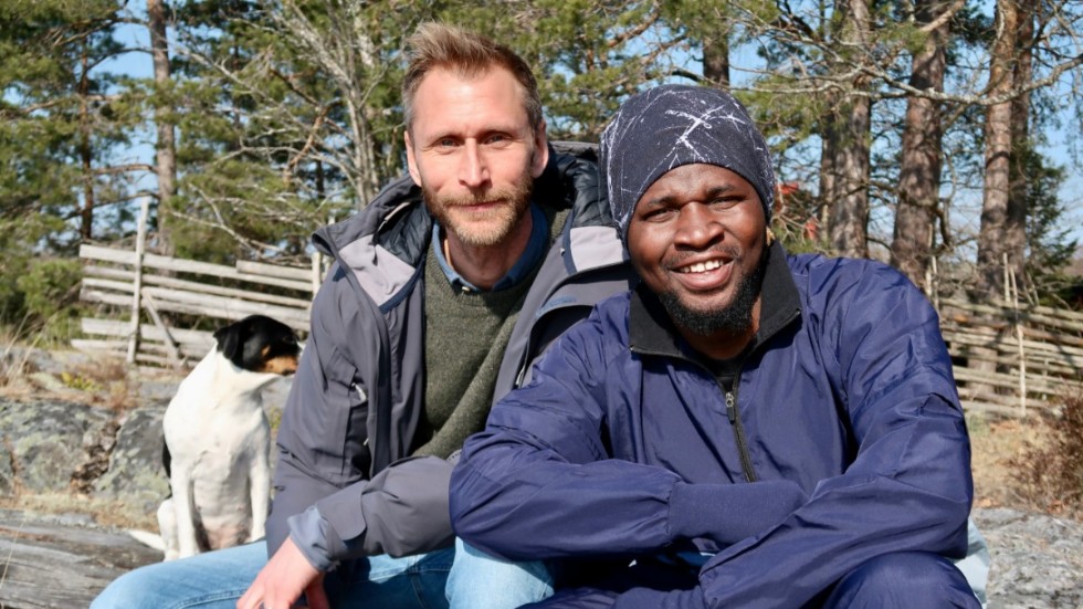 Värdfamiljen, med Johan Hervius Löthman i spetsen, har förutom att ställa upp med husrum till Oyedamolas familj, även hjälpt ukrainarna med pappersarbete. De roddar med allt från Migrationsverket, Skatteverket, kommunen till veterinär – allt för att stötta sina nyfunna vänner. 