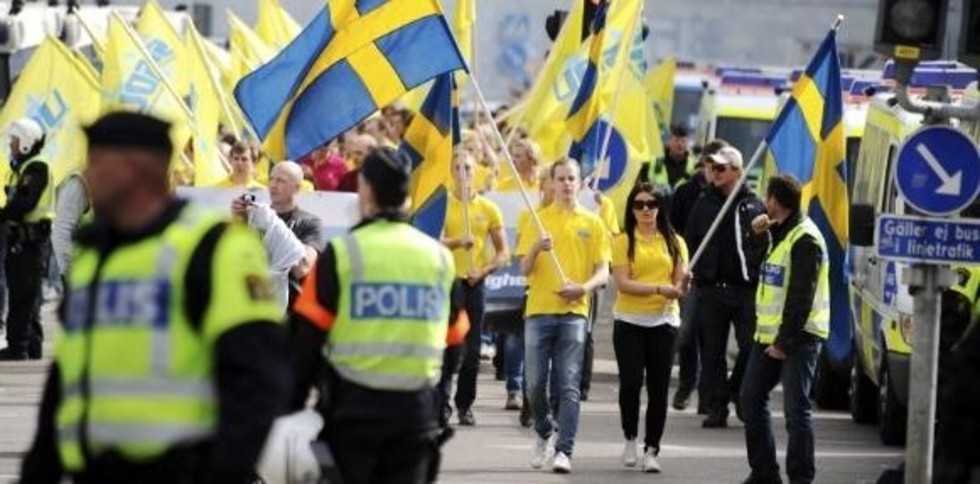 Det är viktigt att vi är många som tar avstånd från rasistiskt och annat politiskt våld, skriver Jeanette Escanilla med flera.