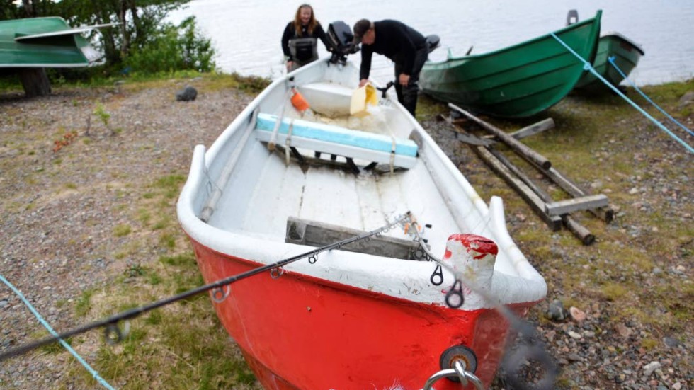 LAXFISKE. Fisket drar många turister, men Fredrik Mickelsson-Skaulu är rädd att laxdöden skall avskräcka besökare från att komma och fiska.