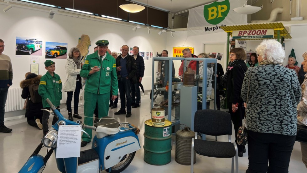 Fullt ös i bibliotekets utställningshall när utställningen om BP Nostagimack skulle invigas.
