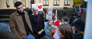 Demonstrationer utanför stadshuset inför beslutet