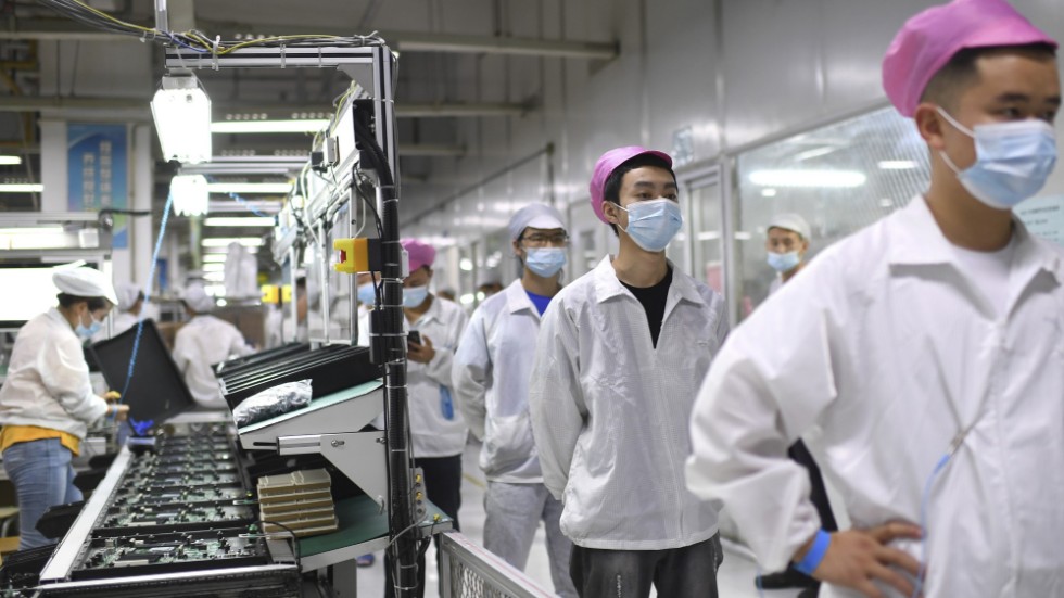 Den taiwanesiska kontraktstillvekaren Foxconn, som monterar ihop de flesta Iphone-telefonerna på fabriker i Kina, riskerar stor sjukfrånvaro sedan man lättat på pandemirestriktionerna på sin stora fabrik i Zhengzhou. Arkivbild