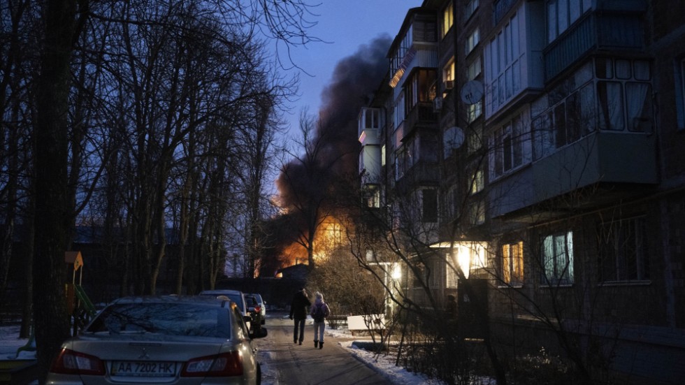 En byggnad står i brand efter de senaste ryska attackerna mot Kiev.