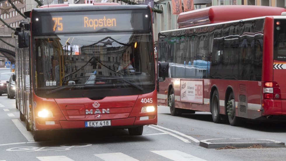 SL-bussar i lokaltrafik i centrala Stockholm. Arkivbild.