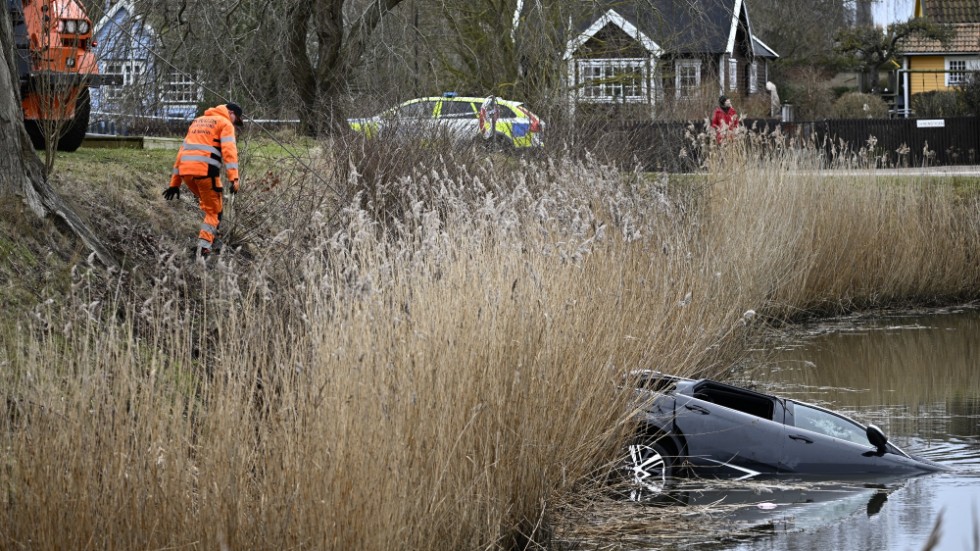 En man omkom sedan bilen han färdades i hamnat i vallgraven vid Citadellet i Landskrona.