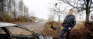 Här söker polishunden spår – efter att personbil totalförstörts: "Sådant som en gärningsman kan ha kastat"