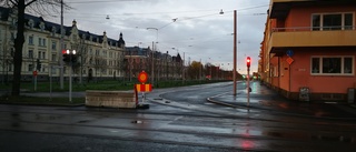 Promenaden skulle öppnas – men ännu står refugen och förbudsskylten kvar: "Det är en så pass kort passage"