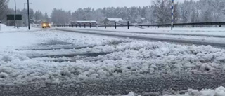 Snöigt väglag på E22 – lastbilar körde fast