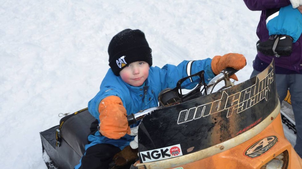 Leo Sundström,4, brummar lite som en skoter låter.