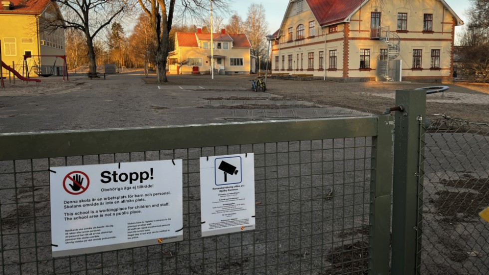 Efter skadegörelse på skolan sitter nu skyltar uppe om att skolgården inte är allmän plats och att platsen kameraöverbevakas.