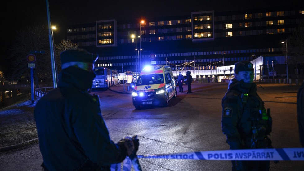 Polis och ambulans på plats i Botkyrka kommun utanför Stockholm.