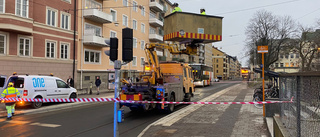 Grävskopa körde ner spårvagnsledning på Nygatan