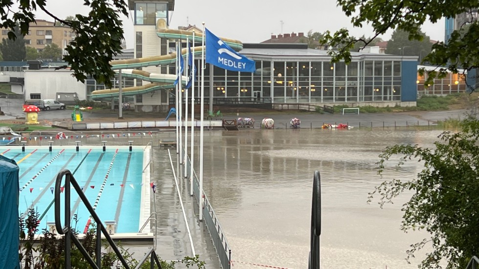 Enligt SMHI föll 146 millimeter regn i Linköping under lördagen och söndagen. Larmen om översvämningar duggade tätt, bland annat från Tinnisområdet.