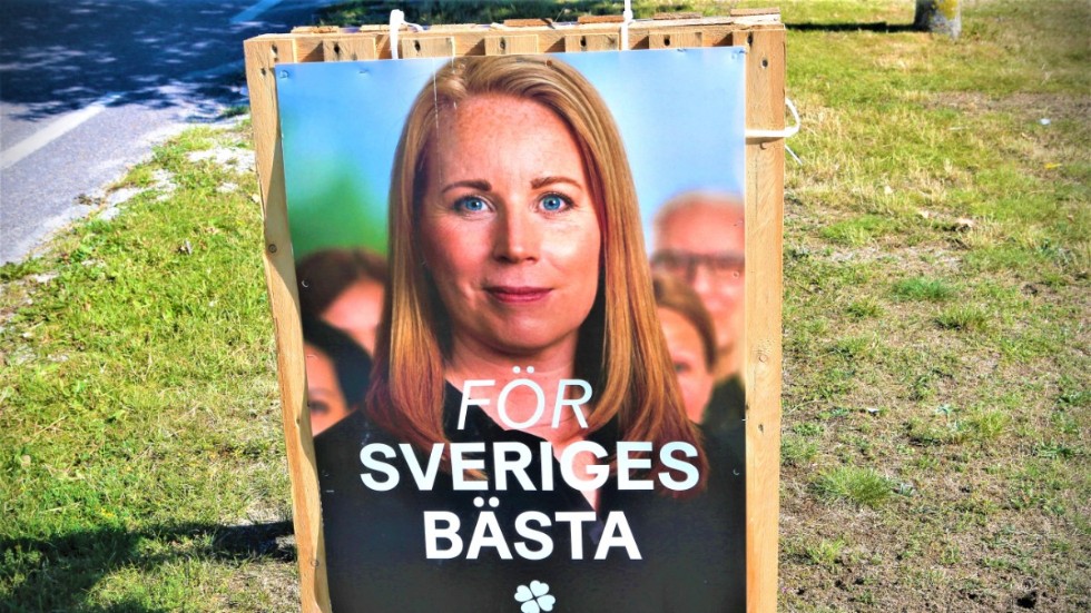 Centerpartiets partiledare Anna Lööf med budksapet "För sveriges bästa".