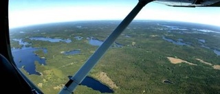 Brandflyget vakar över skog och mark