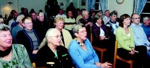 Fullsatt i Mogården när teatern kom till byn