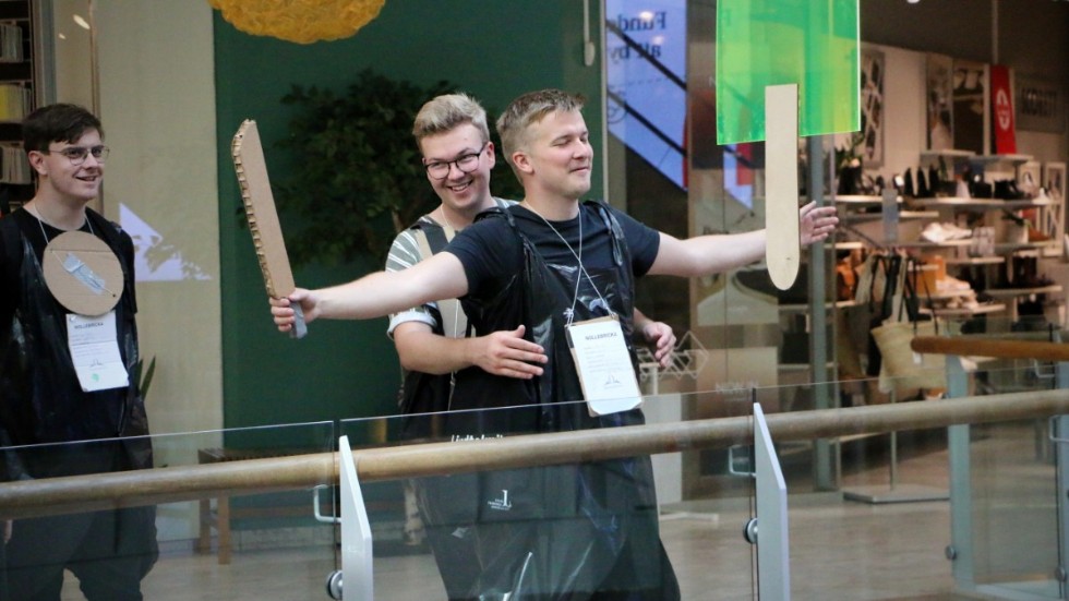 Alla nya studenter deltog inte i nollningen, men antalet ökade allteftersom veckan gick. Här genomför Hugo Hellquist och Olov Dahlgren uppgiften att återskapa den flygande scenen ur Titanic.
