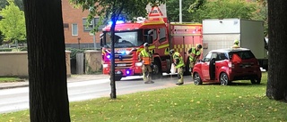 Olycka på Södra Promenaden: Mopedbil körde in i lastbil bakifrån