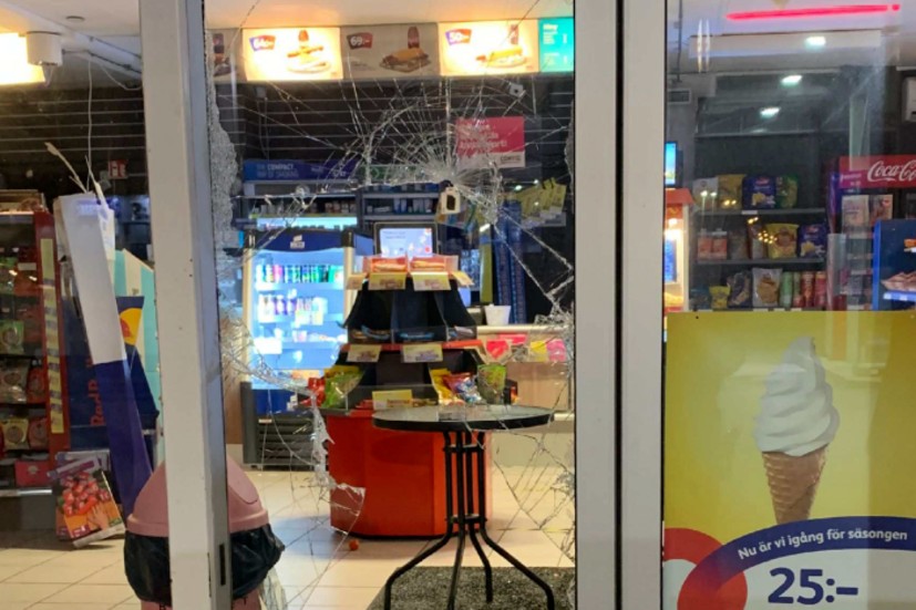 Polisen larmades till bensinmacken en septembernatt 2020. Entrén hade slagits sönder med hammare.