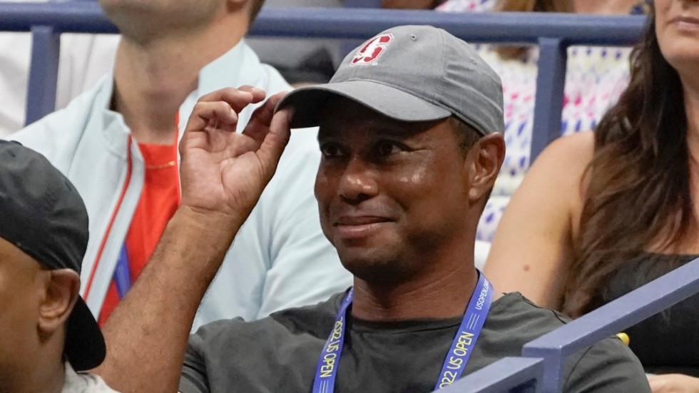 Tiger Woods tackar för applåderna som han fick av publiken på Flushing Meadows.