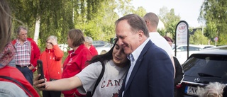 Integration, selfies och raggartårta – Stefan Löfven (S) knackade dörr i Flen: "Det här är på riktigt!"