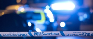 En månad efter mordbranden: Mannen fortfarande häktad • ”Åtal kommer att dröja ett tag” • Skadade kvinnan har inte kunnat höras  