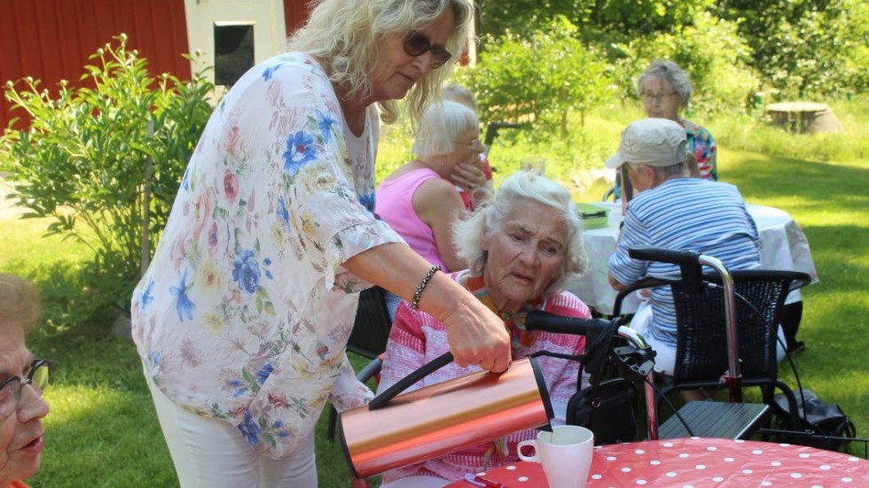 Anneli Andersson från Träffpunkt Högby, serverar Gertrud Samuelsson lite kaffe i Lunddalen.