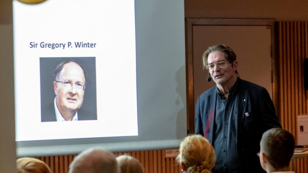 Professor emeritus Bengt-Harald Jonsson gav på onsdagskvällen eleverna vid Bergska gymnasiet en inblick i årets Nobelpris i kemi.