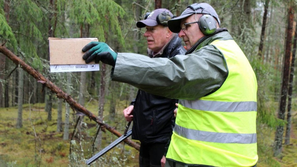 Håkan Stanser (närmast) har varit kontrollant vid jaktstigen i över 20 år. Här instruerar han en av skyttarna vid stationen.