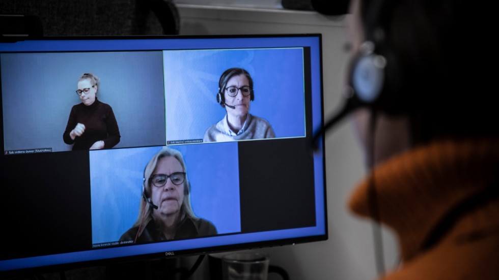 På fredagen höll Region Östergötland presskonferens om covid-läget i länet. Smittskyddsläkare Britt Åkerlind och vårddirektör Ninnie Borendal Wodlin deltog bland flera andra företrädare för regionen.  