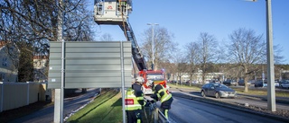 Trafiken på Brunnsgatan stoppades – stor skylt hotade blåsa ned