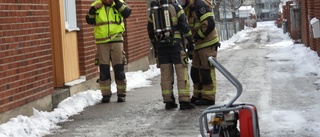 En till sjukhus efter köksbrand i radhus – polisen utreder vårdslöshet