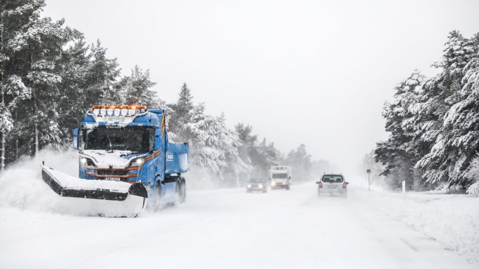 Snöröjarna fick fullt upp under helgen när det föll rikliga mängder snö över Gotland. Bilden är tagen vid ett tidigare tillfälle. 
