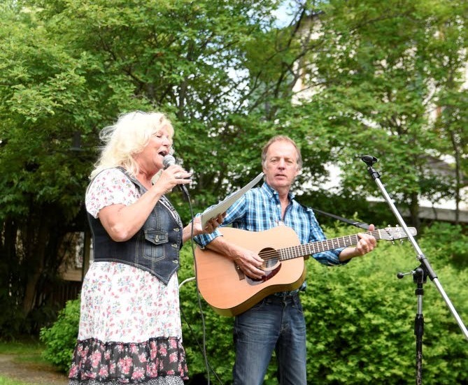 För musiken. Lilian Wallin och Ronny Sjödin stod för musikunderhållningen.