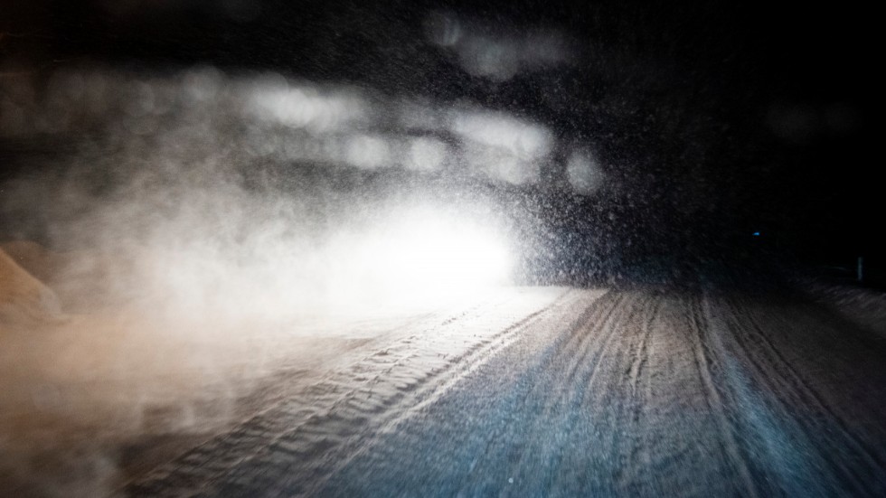 "Jag tar mina nyinköpta julklappar och beger mig ut till bilen. På väg hem genom en vit värld av snörök hör jag på radion om en lastbil med sprängmedel som vält", skriver Anna Kuru.